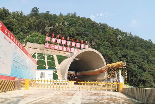 22日，全长1309.52米的金竹园隧道顺利贯通。